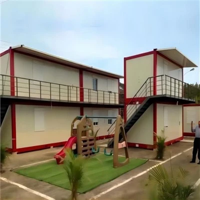Casa de contenidors de 3 pisos